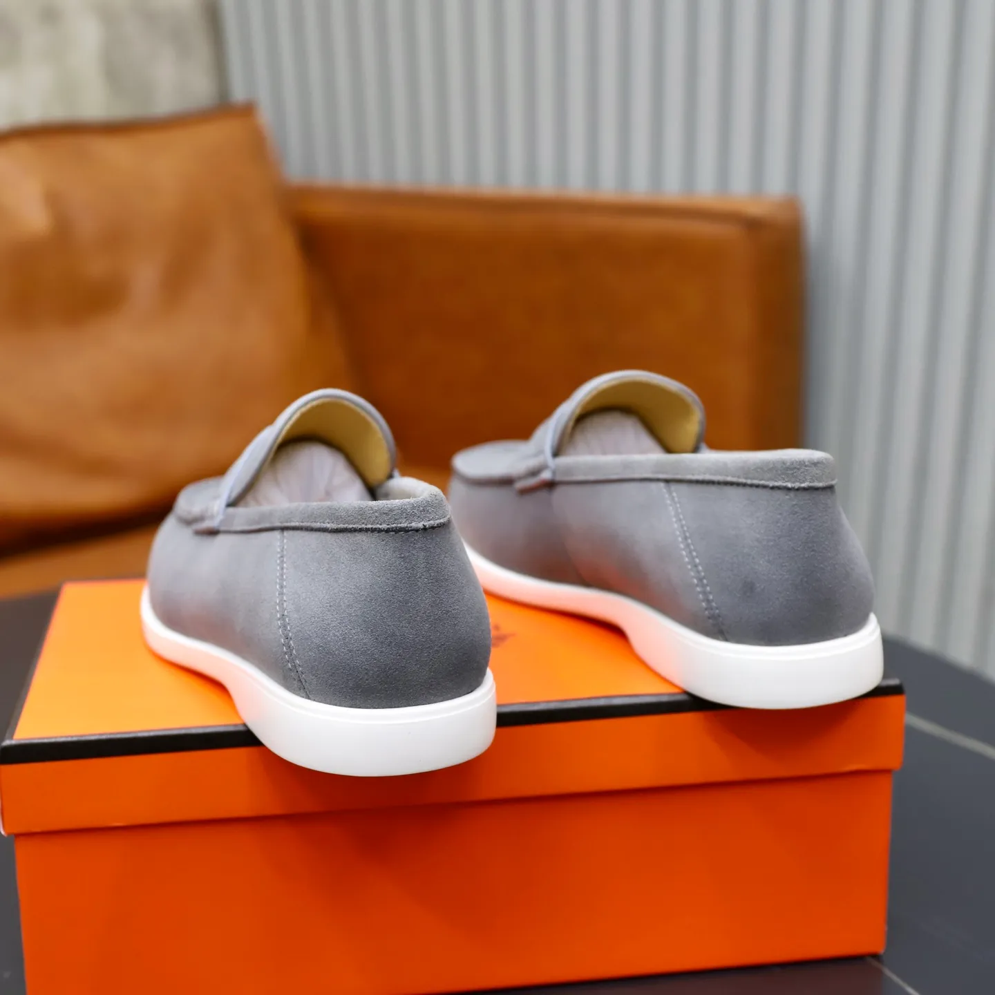 Ex-factory price: 540💰Hermès/Hermès slip-on men's shoes. This shoe is made of imported cow suede leather, with simple and smooth lines, and a 3CM rubber foam ultra-light sole combined with aerodynamic design! Youthful and fashionable, H button decoration, contrasting leather embellishment on the heel, calf lining to gently wrap your feet, with embossed logo cowhide feet, leather rock strips, casual and urban style, highlighting youthful vitality, sports and leisure version, super versatile Size number: 38-39-40-41-42-43-44 Standard leather shoe size (45 can be customized but does not support returns)